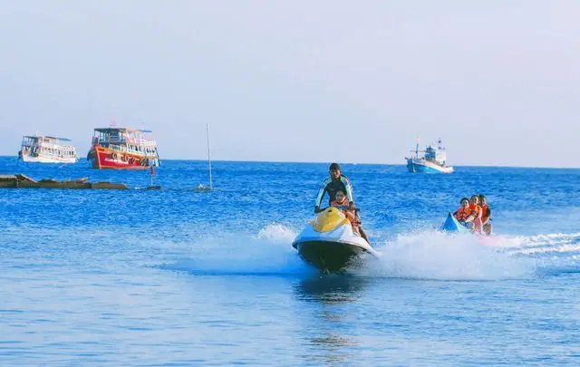 Tourists enjoying water adventure sports in Goa with jet ski and banana boat rides – Goa Tourist Taxi